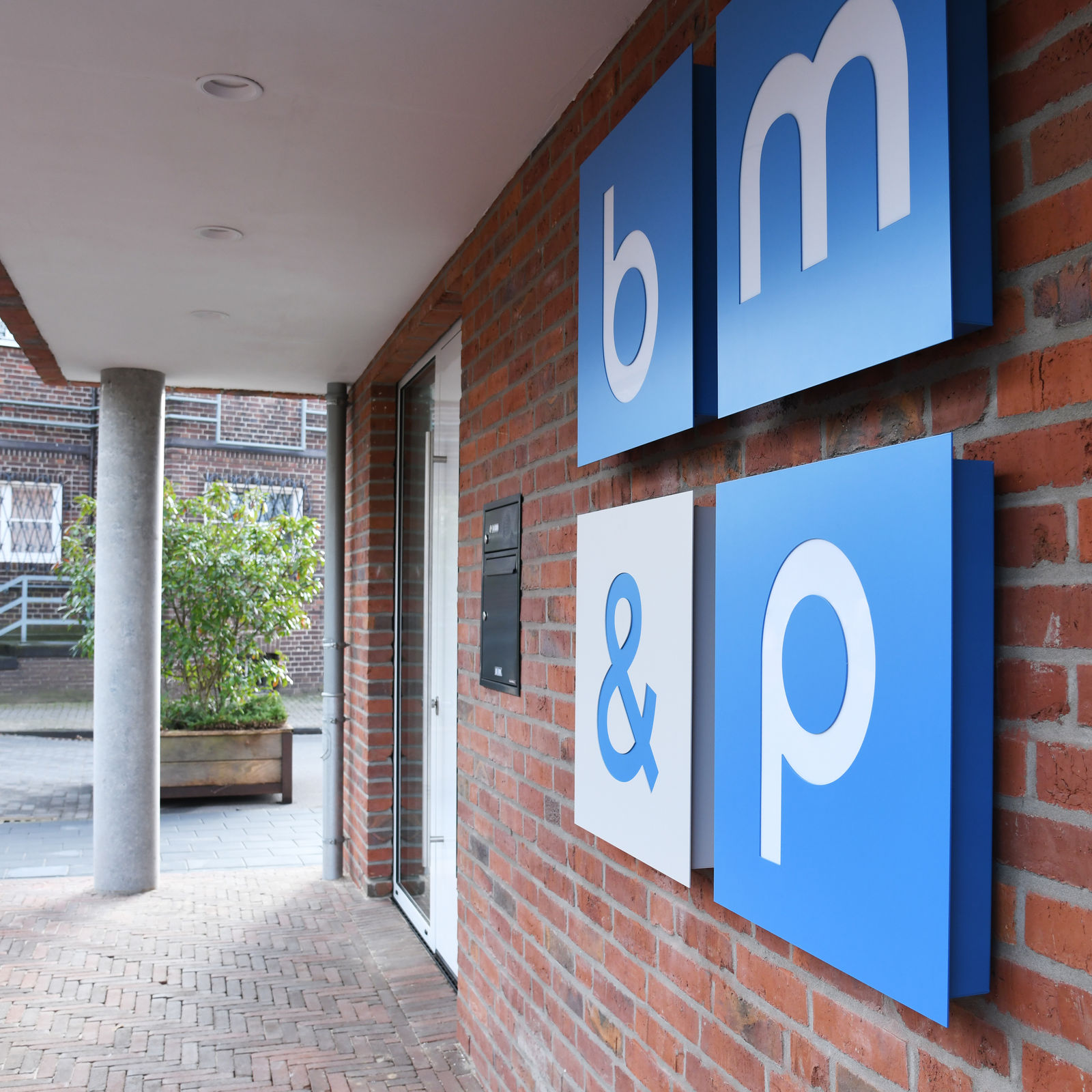BMP Logo am Eingang der Kanzlei
